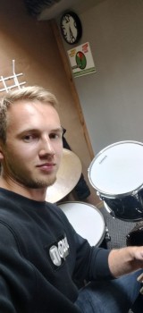 Артем играет на барабанах